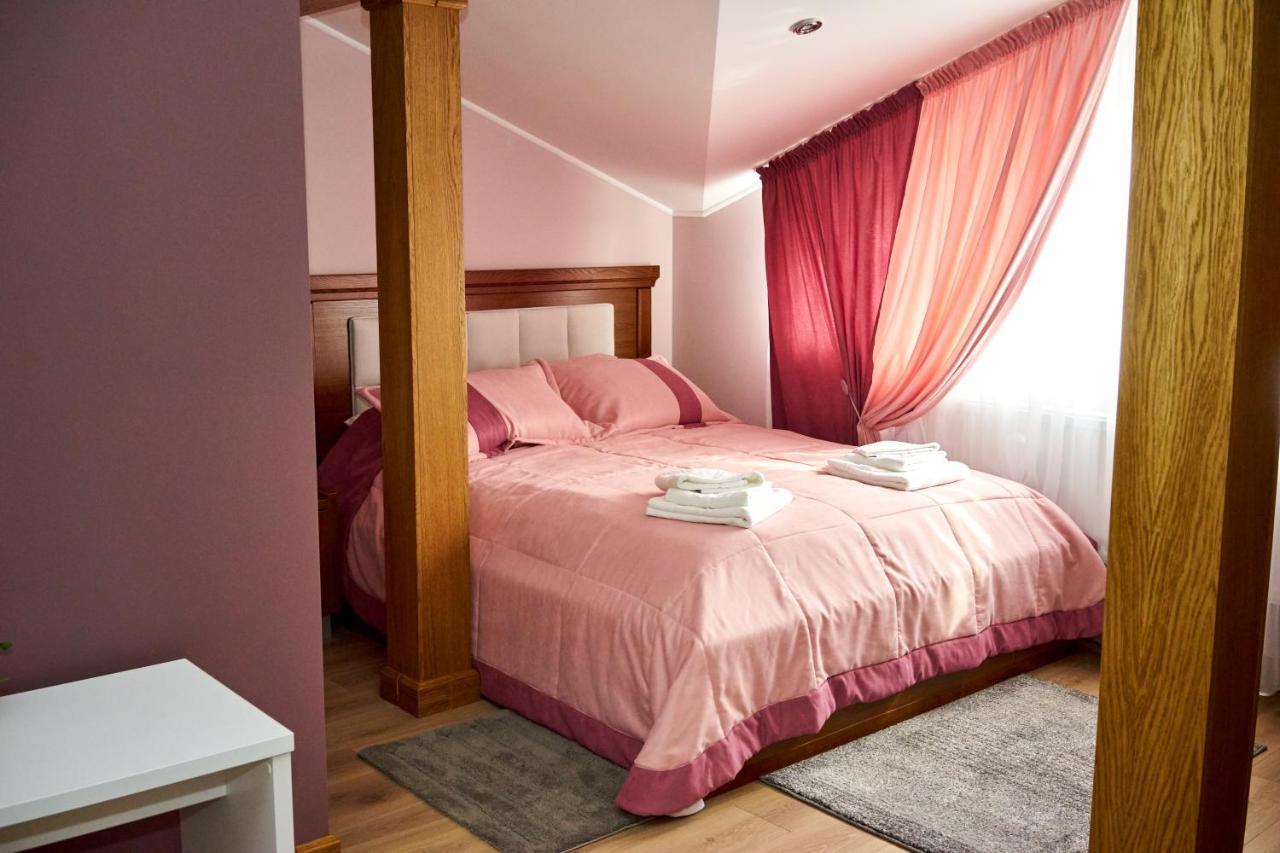 Східний Hotel Berezhany Екстериор снимка